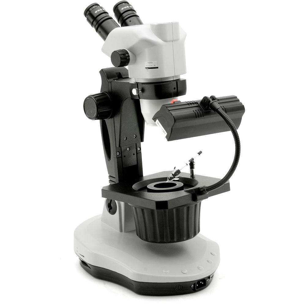 Stéréomicroscope pour des observations à fond clair et à fond noir en gemmologie